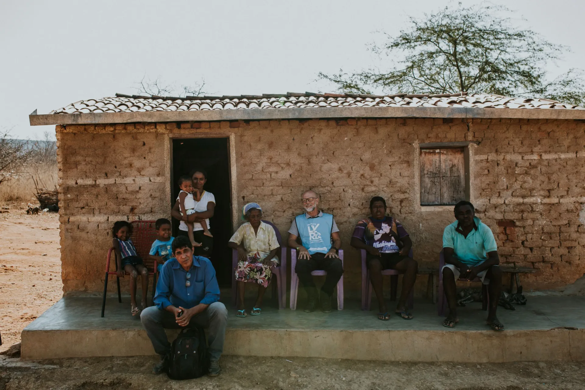 Família nordestina posa para foto em frente a casa