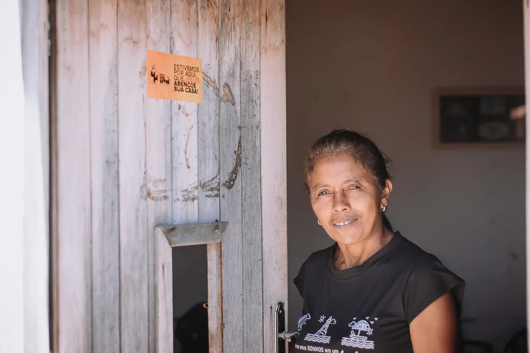 Mulher posa para foto no interior do sertão nordestino