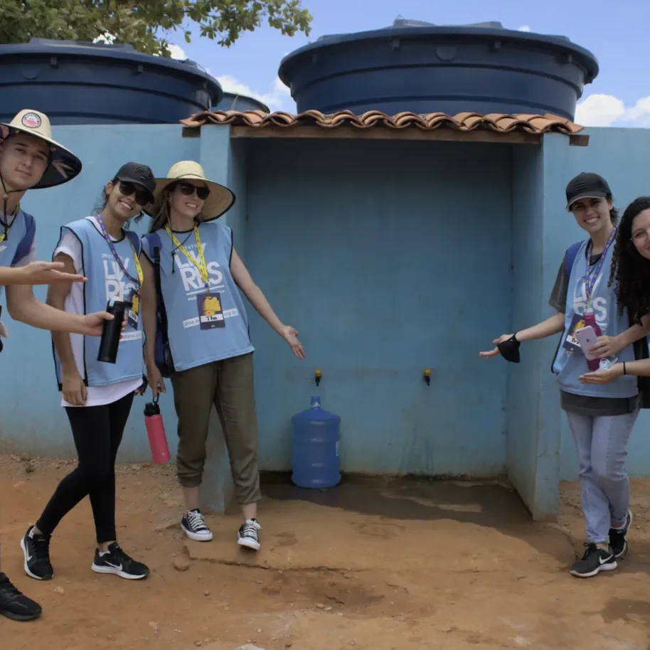 Voluntários visitam sistema do Mais Água