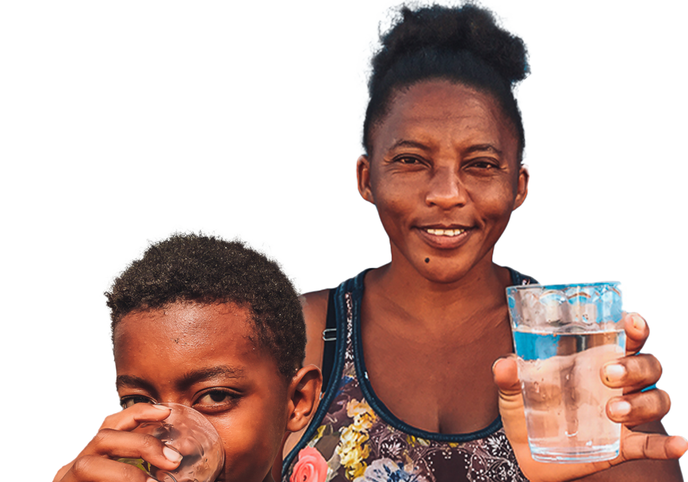 Mulher e garoto seguram um copo de água limpa